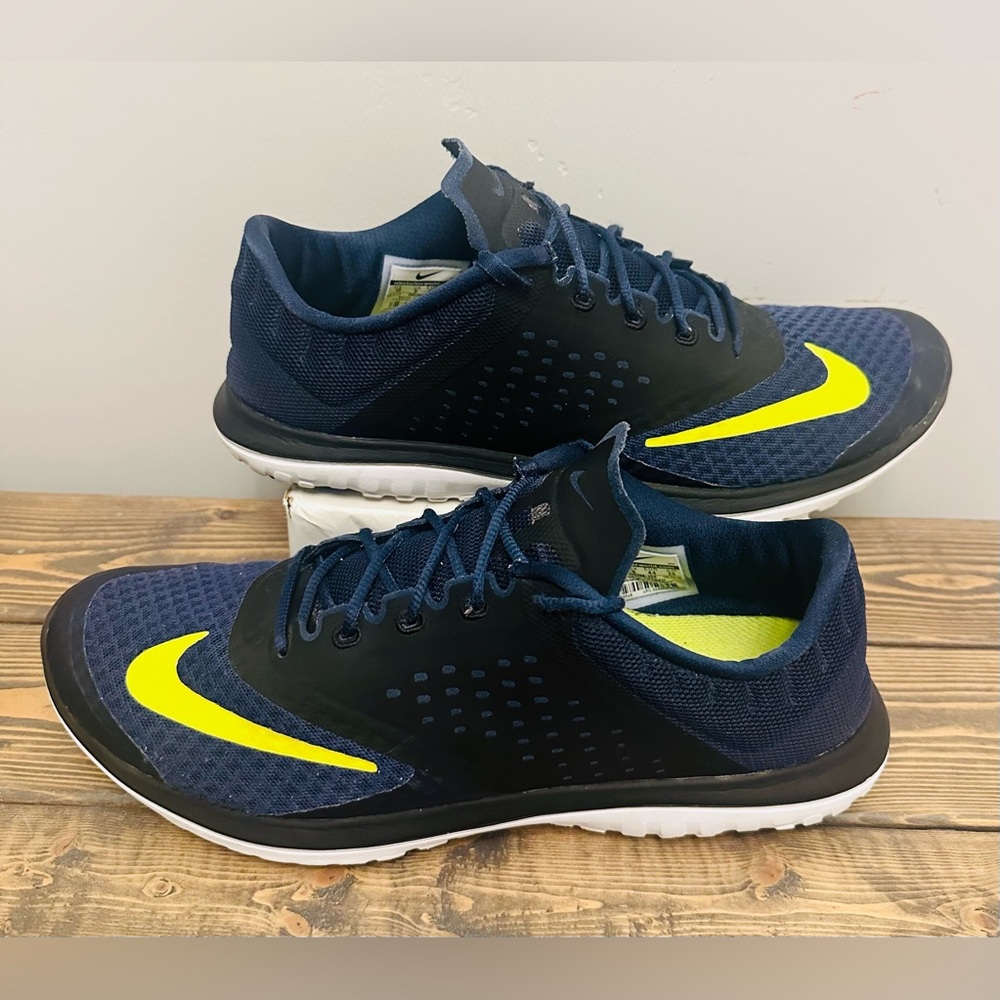 Nike Men's FS Lite Run 2 Shoe. Navy/Volt Color 685266-400 Men’s Size 10